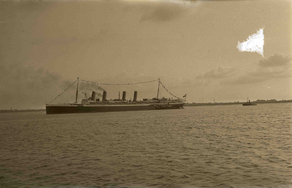 19070900c CROIL & MITCHELL FAMILY ca 1900 - 1916 Shipping at Quebec or Montreal 03.jpg